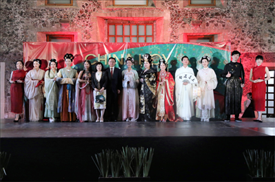 墨西哥華人婦女聯合總會木蘭藝術團的中國古代服裝表演。主辦方供圖