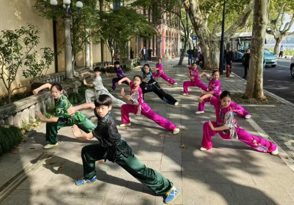 杭州市陳經(jīng)綸體校武術(shù)隊(duì)學(xué)生們展示中華武術(shù)。 人民網(wǎng)記者 楊磊攝