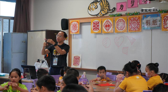 剪紙教學(xué)。主辦方供圖