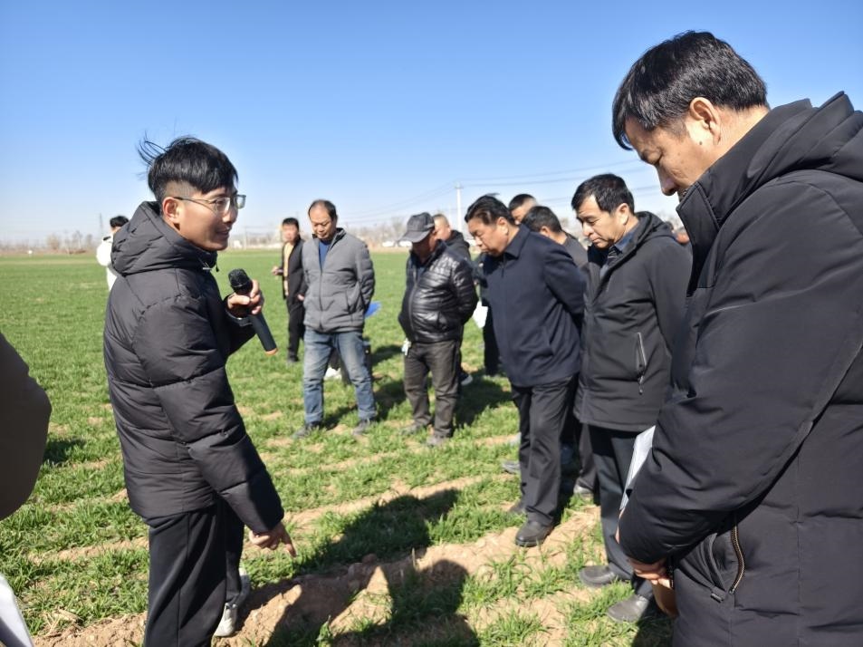 科技小院的“學(xué)生專家”（左一）。受訪者供圖