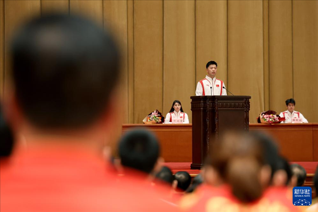 11月15日，乒乓球運(yùn)動員馬龍（中）在報(bào)告會上發(fā)言。新華社記者 李明 攝