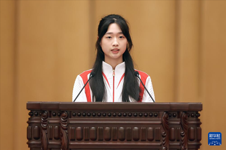 11月15日，射擊運(yùn)動員黃雨婷在報(bào)告會上發(fā)言。新華社記者 李明 攝