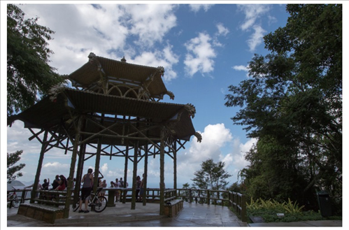 在巴西里約熱內(nèi)盧市內(nèi)的蒂茹卡國(guó)家森林公園里，有一座風(fēng)光獨(dú)一無(wú)二的觀景臺(tái)，名為“中國(guó)亭”，是為紀(jì)念曾經(jīng)在這里種植茶葉的中國(guó)茶農(nóng)而修建，如今已成為當(dāng)?shù)氐闹坝^。（圖源：新華社）