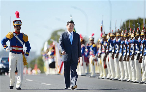 當(dāng)?shù)貢r(shí)間2014年7月17日，國(guó)家主席習(xí)近平在巴西利亞出席時(shí)任巴西總統(tǒng)舉行的歡迎儀式。 新華社記者謝環(huán)馳攝