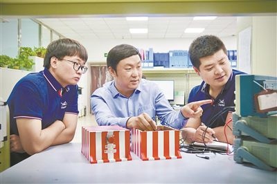 中北大學極端環(huán)境特種傳感與測試創(chuàng)新研究團隊成員正在圍繞近期發(fā)射任務進行產(chǎn)品研發(fā)。受訪單位供圖