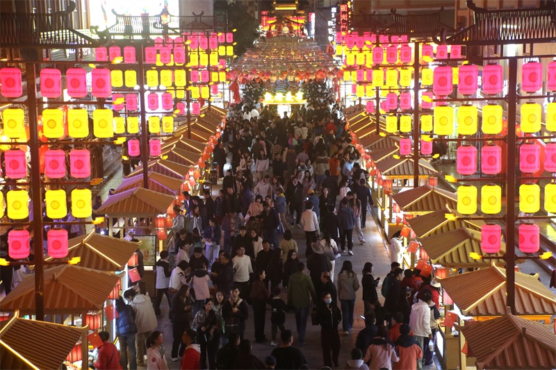 敦煌夜市。敦煌市委宣傳部供圖，張曉亮攝
