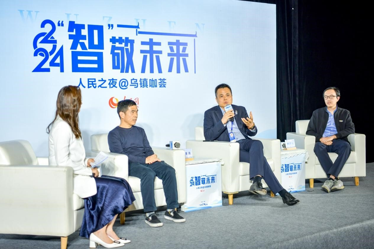在對話環(huán)節(jié)，之江實驗室高級研究專家潘愛民、伏羲智庫創(chuàng)始人李曉東、麒麟軟件副總經理李震寧探討“‘百模大戰(zhàn)’將卷向何方”。人民網記者 任峰濤攝