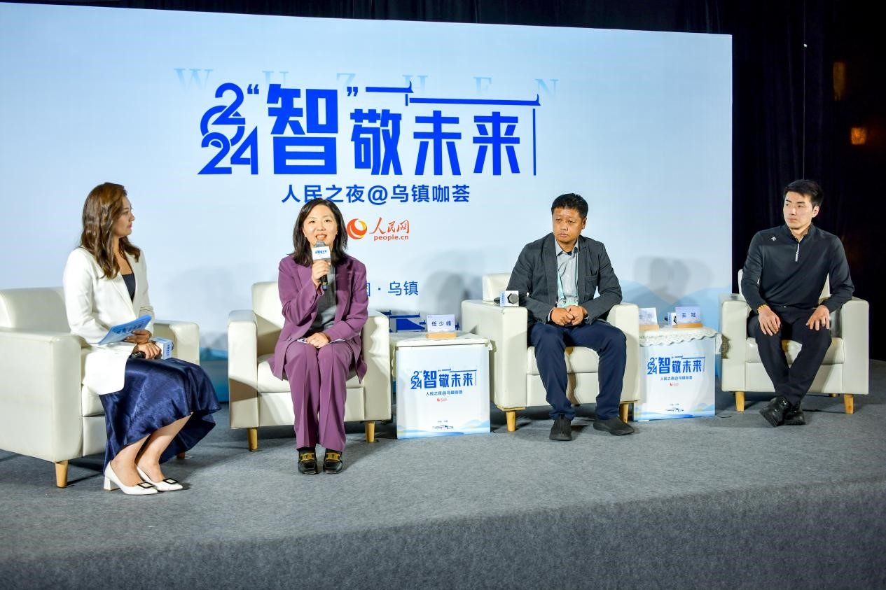 在對話環(huán)節(jié)，趣丸科技總編輯、副總裁任少峰，星云智慧機器人CEO李明，可之教育大模型創(chuàng)始人王冠討論“人工智能如何惠及大眾”。人民網記者 任峰濤攝