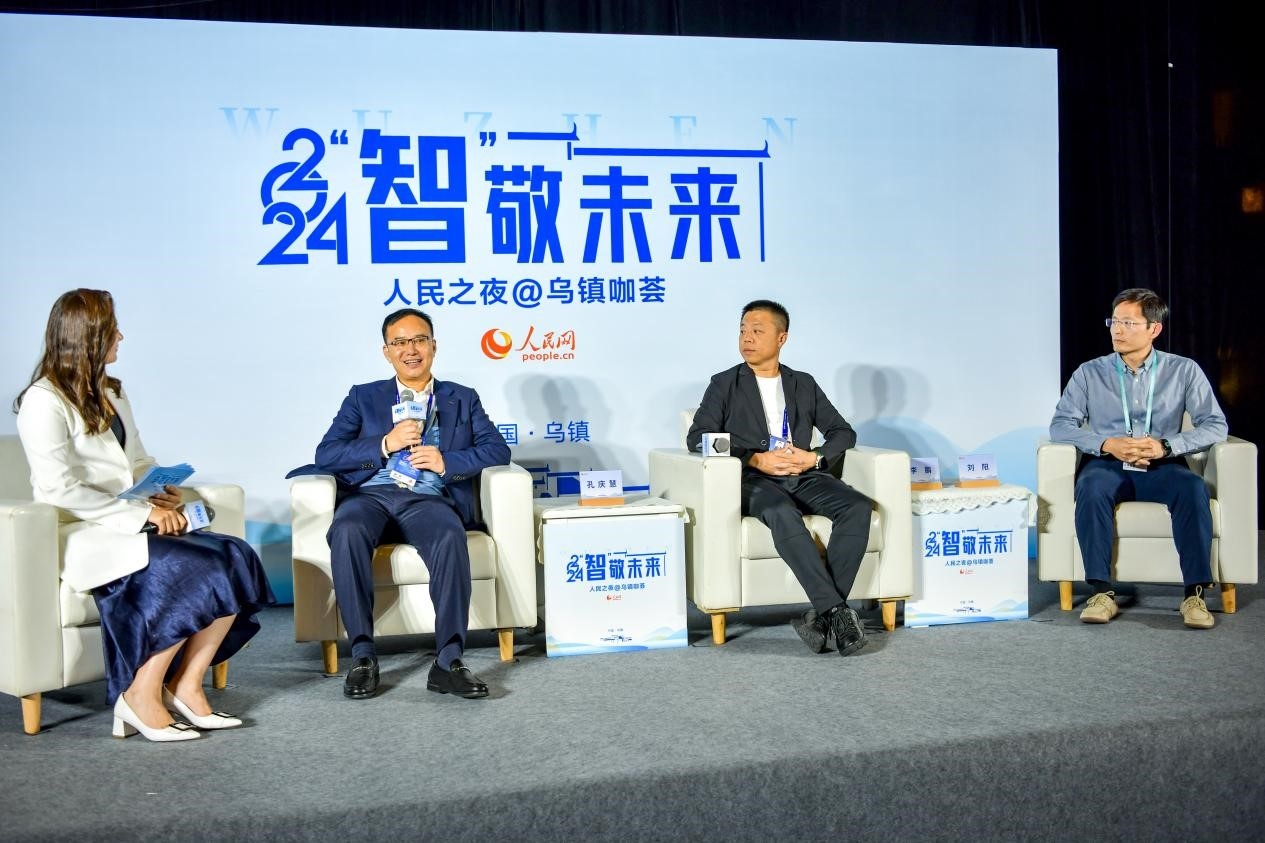 在對話環(huán)節(jié)，中國華宇集團有限公司總經理兼華宇控股集團董事長孔慶慧，量子之歌集團創(chuàng)始人、董事長李鵬，震坤行CTO劉陽討論“AI何以重構千行百業(yè)”。人民網記者 任峰濤攝