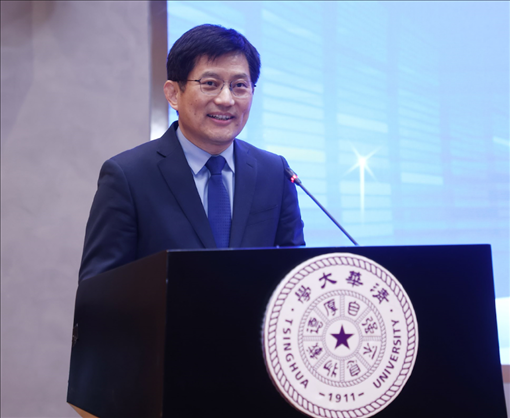 清華大學(xué)國家治理研究院執(zhí)行院長(zhǎng)、清華大學(xué)計(jì)算社會(huì)科學(xué)與國家治理實(shí)驗(yàn)室執(zhí)行主任孟慶國教授演講。供圖單位：清華大學(xué)國家治理研究院