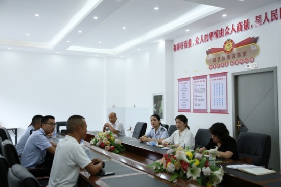 榕江縣稅務局在園區(qū)協(xié)商議事室協(xié)調(diào)解決企業(yè)訴求。黔東南州稅務局供圖