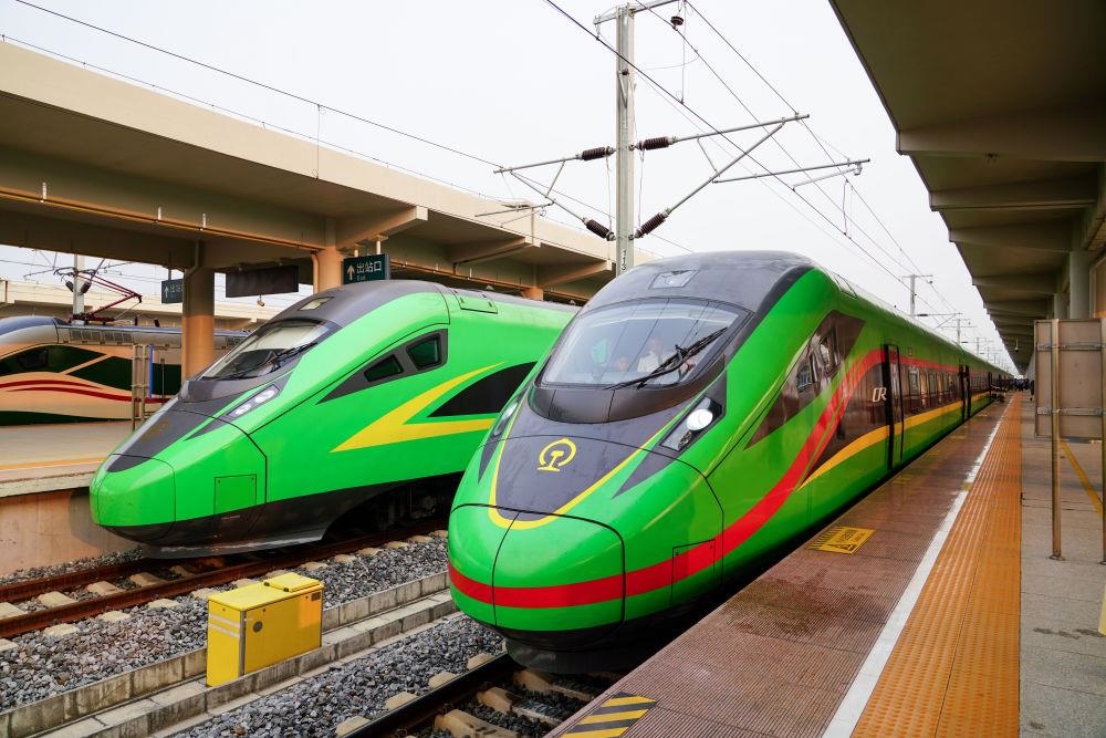 截至2024年7月5日，中老鐵路國(guó)際旅客列車?yán)塾?jì)開(kāi)行滿1000列，極大地便利了沿線民眾出行。