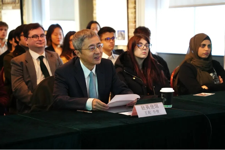 中國駐英國大使館公使王起發(fā)表講話。吳若鳴攝