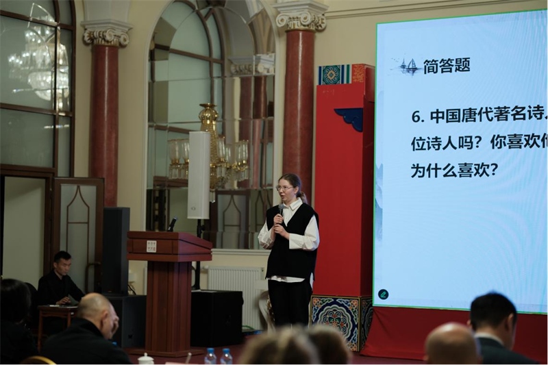 參賽選手現(xiàn)場(chǎng)答題。 俄羅斯國立人文大學(xué)孔子學(xué)院供圖