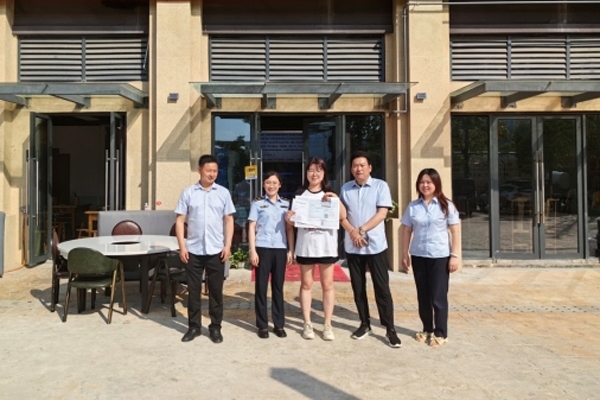 當(dāng)?shù)毓ぷ魅藛T上門為經(jīng)營者送來了證件。蒼溪縣行政審批和數(shù)據(jù)局供圖