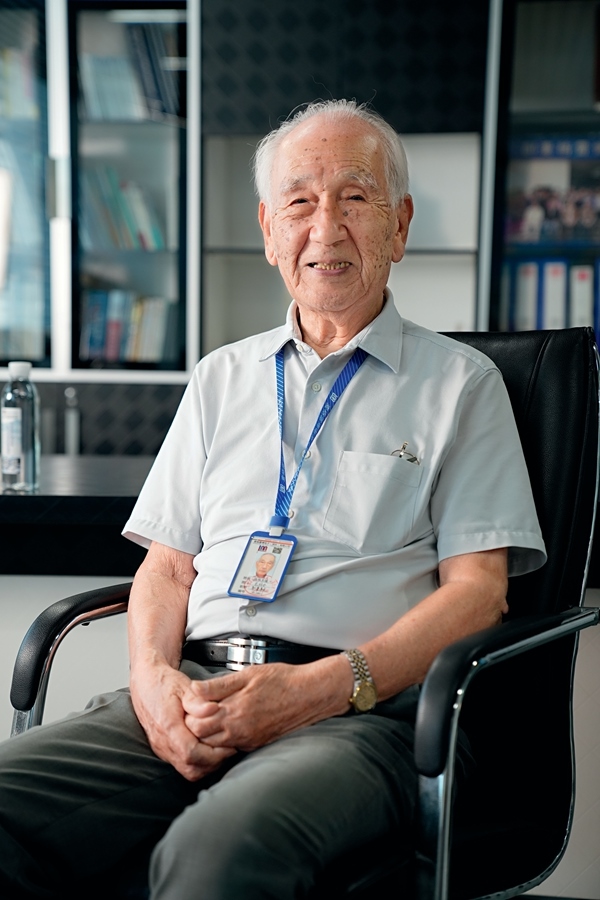 2024年8月，佐佐木俊一在深圳接受本刊記者采訪。