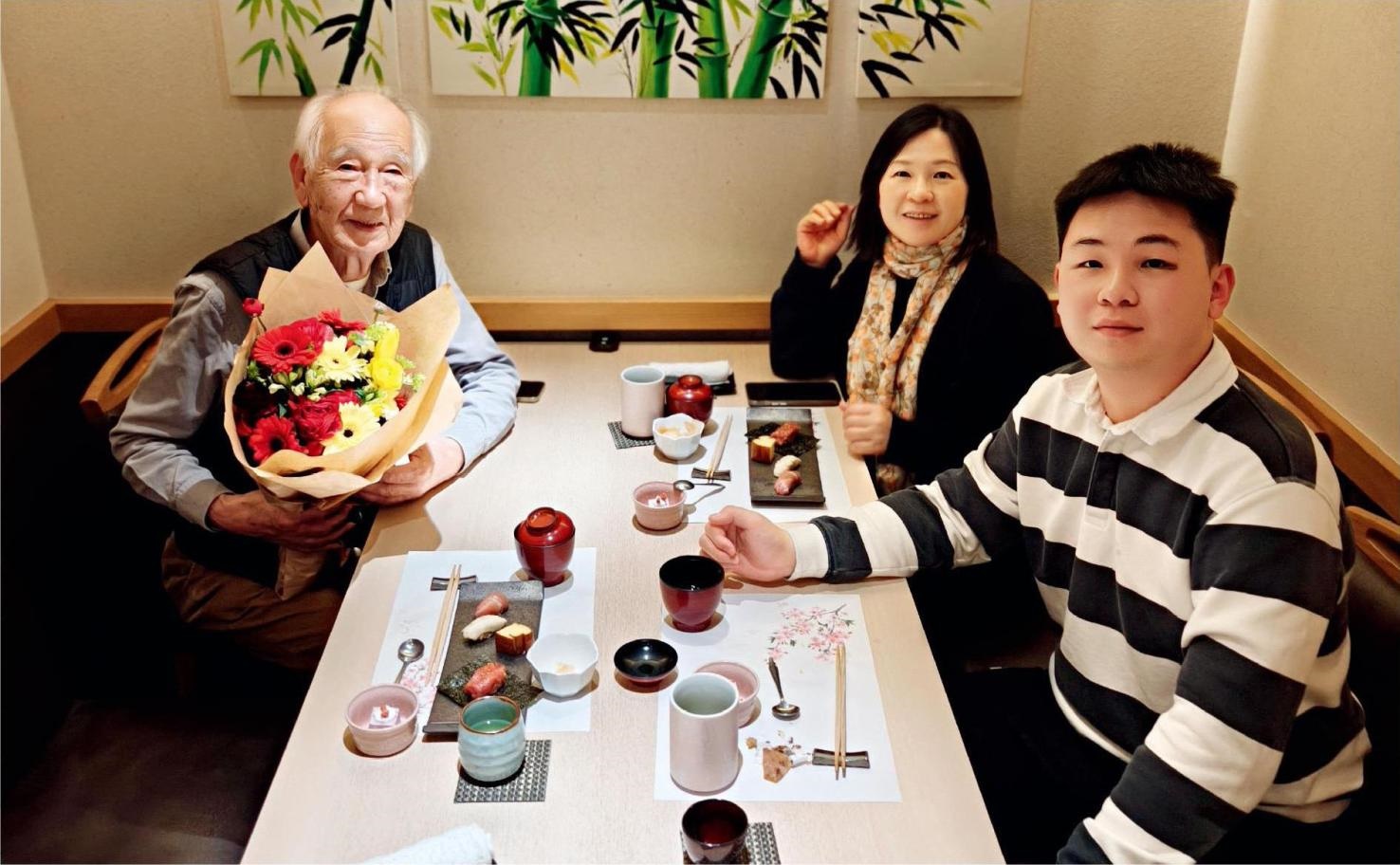 佐佐木俊一與彭林（中）、彭俊霖（右）在一起。