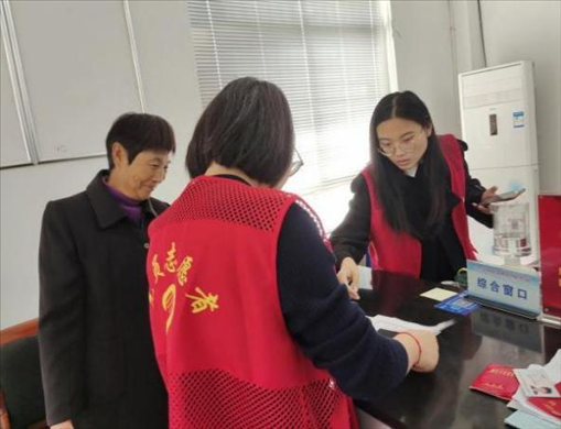 代辦人員為村民辦理醫(yī)保報銷。 圖片來源：江蘇南通啟東市數(shù)據(jù)局
