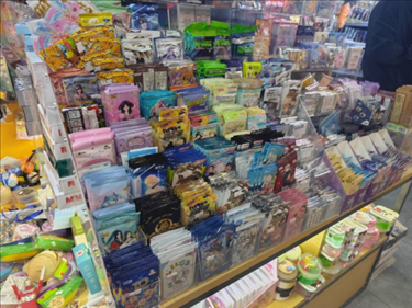 北京某文具店卡牌盲盒柜臺，未設(shè)相關(guān)提醒。人民網(wǎng)記者 黃鈺攝