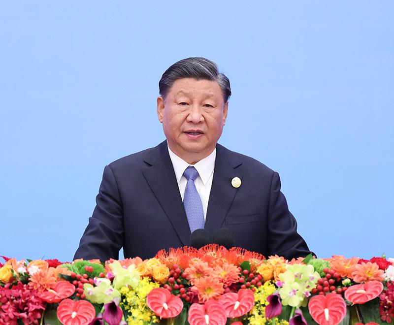 2023年10月18日，習近平主席在北京人民大會堂出席第三屆“一帶一路”國際合作高峰論壇開幕式并發(fā)表題為《建設(shè)開放包容、互聯(lián)互通、共同發(fā)展的世界》的主旨演講。