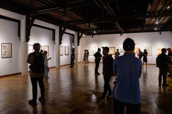 觀眾參觀“東盟-中國(guó)人文交流年”漫畫大賽展覽。記者 徐欽 攝