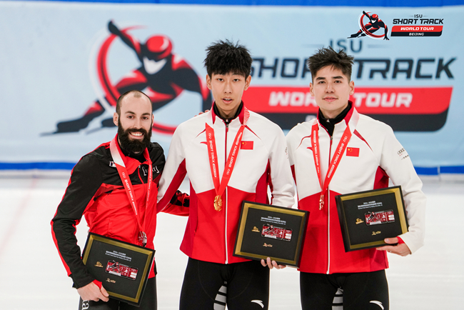 男子500米頒獎(jiǎng)儀式，中國(guó)選手孫龍(中)奪得冠軍，加拿大選手杜博伊斯(左)獲得亞軍，中國(guó)選手劉少昂獲得季軍。賽事組委會(huì)供圖