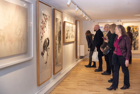 來(lái)賓參觀畫(huà)展。中國(guó)駐瑞典大使館供圖