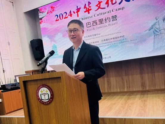 里約中國國際學(xué)校代董事長尹霄敏在閉營儀式上致辭。活動主辦方供圖