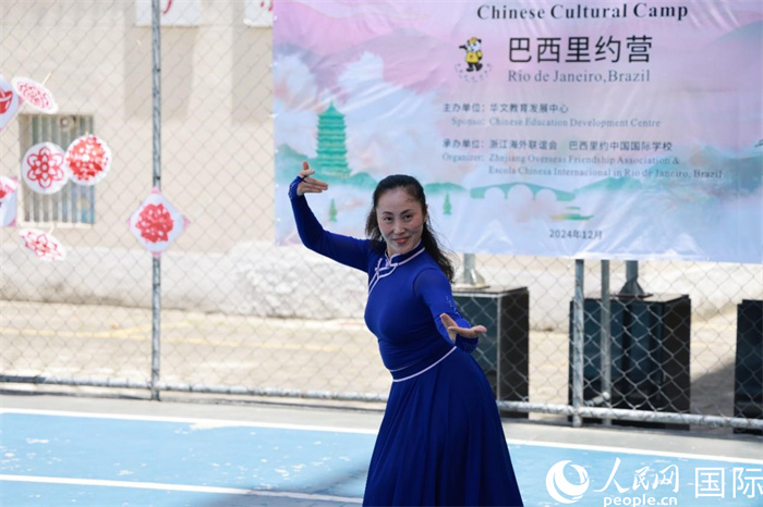 蒙古族舞蹈《熱土》表現(xiàn)出草原兒女的熱情與活力。人民網(wǎng)記者 陳海琪攝