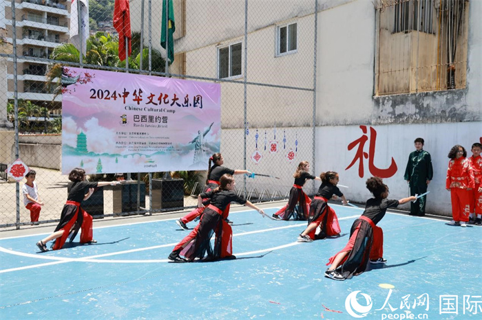 《中華武術(shù)》表演展現(xiàn)了武術(shù)剛?cè)岵?jì)的獨特魅力。人民網(wǎng)記者 陳海琪攝
