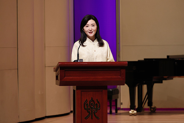 中央音樂學(xué)院黨委書記、中國民族管弦樂學(xué)會胡琴專業(yè)委員會會長于紅梅致辭。中國民族管弦樂學(xué)會胡琴專業(yè)委員會供圖