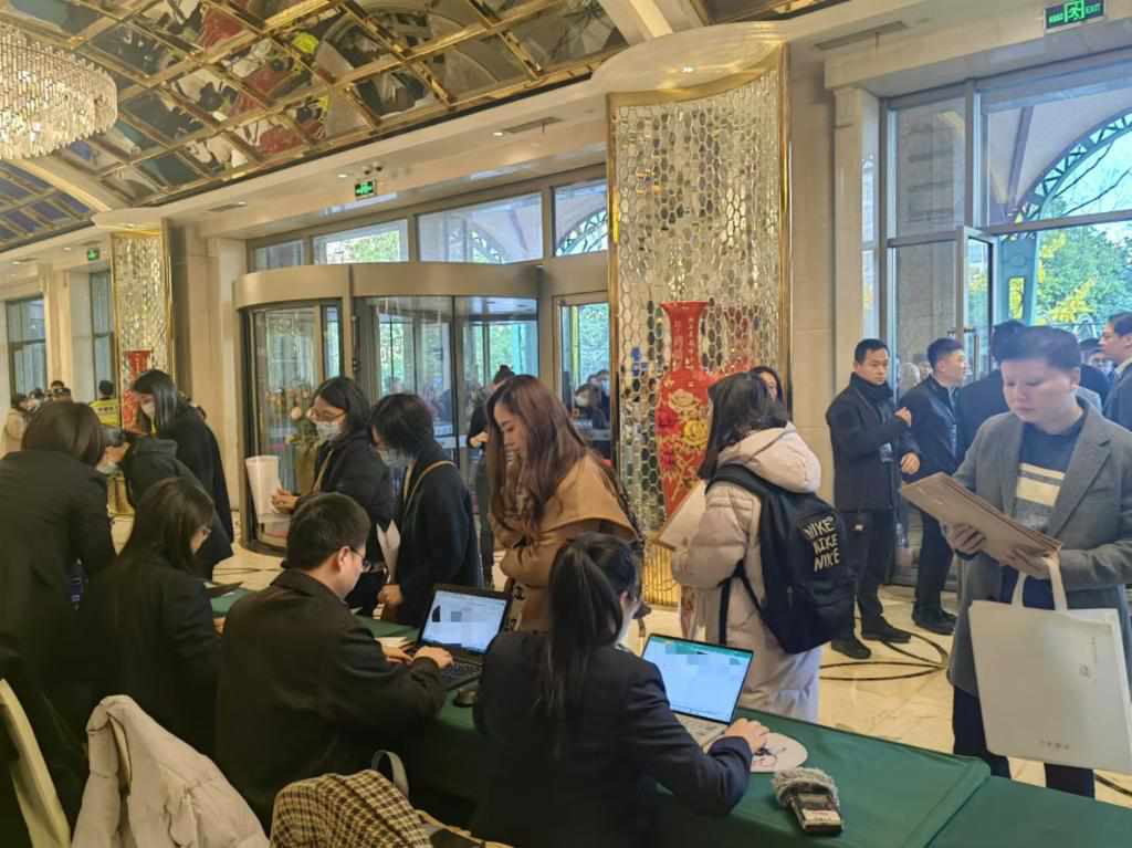 12月12日，第十批國家組織藥品集中帶量采購現(xiàn)場。新華社記者龔雯 攝