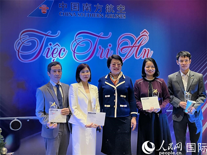 中越航司界代表在交流會(huì)上合影。人民網(wǎng)記者 楊曄攝