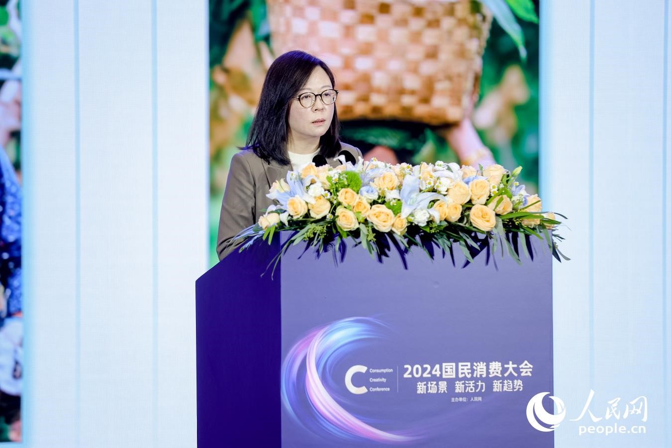 百果園集團(tuán)首席營銷官楊茜在2024國民消費(fèi)大會現(xiàn)場進(jìn)行分享。