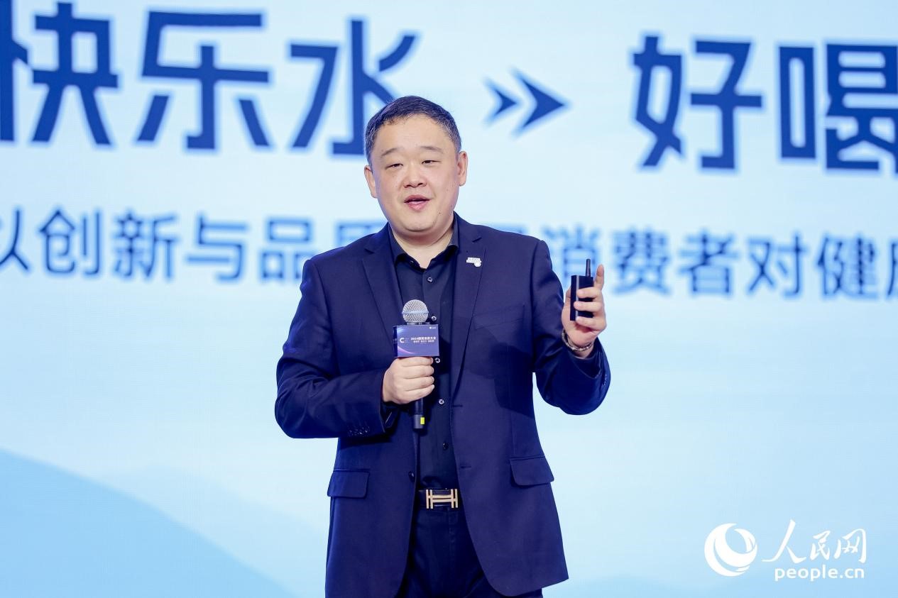 樂百氏（廣東）飲用水有限公司總經(jīng)理郝曉偉在2024國民消費(fèi)大會(huì)上分享。