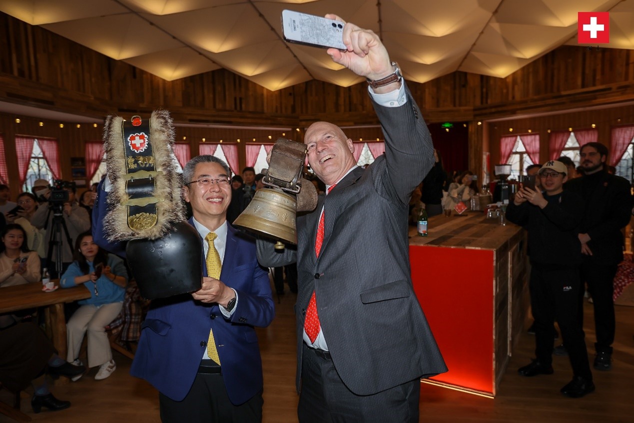 瑞士駐華大使白瑞誼與北京市西城區(qū)委副書記、代區(qū)長(zhǎng)郅海杰搖響瑞士牛鈴，共同為小木屋揭幕。瑞士駐華大使館供圖