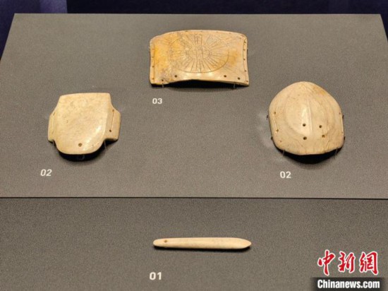 12月14日，“文明先鋒—凌家灘文化玉器展”在故宮博物院文華殿開幕。圖為展覽現(xiàn)場的玉龜、玉版和玉簽。 中新社記者 應(yīng)妮 攝