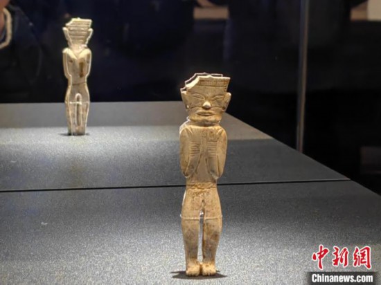 12月14日，“文明先鋒—凌家灘文化玉器展”在故宮博物院文華殿開幕。圖為展覽現(xiàn)場的立姿玉人。 中新社記者 應(yīng)妮 攝