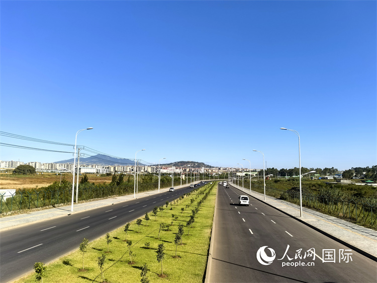 新近完工的埃塞俄比亞卡里提環(huán)線—布爾布拉—克林圖公路遠(yuǎn)景。張洪衛(wèi)攝