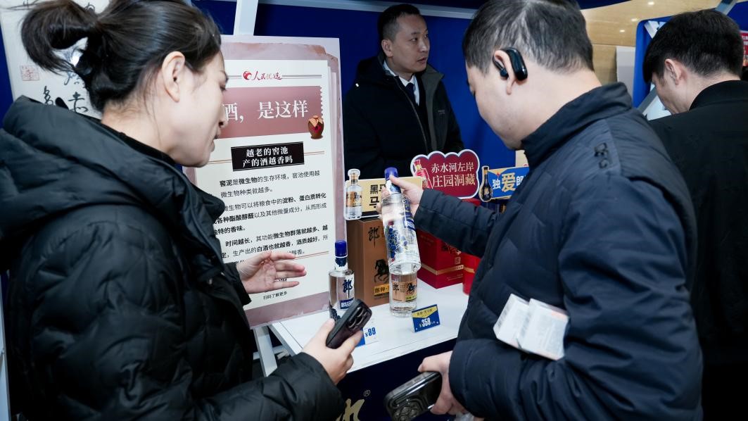 白酒展位負(fù)責(zé)人在為嘉賓介紹。張新攝
