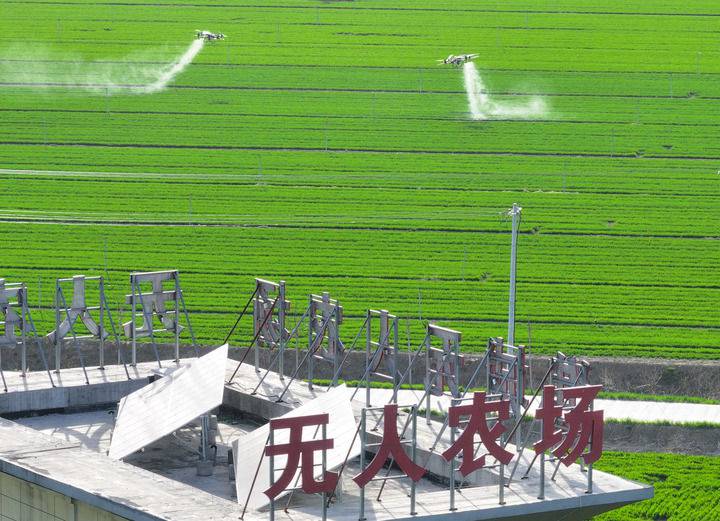2024年3月19日，在安徽省亳州市譙城區(qū)趙橋鄉(xiāng)雙樓村的無人農(nóng)場，農(nóng)業(yè)無人機按照事先設(shè)定好的線路進行作業(yè)（無人機照片）。新華社記者 杜宇 攝