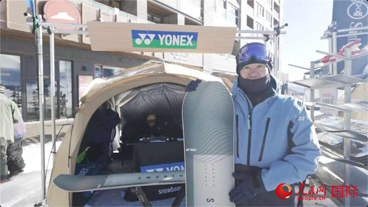大塚幸博向記者展示滑雪板。人民網(wǎng)記者 袁蒙攝