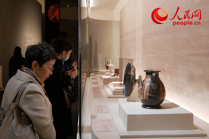 11月13日，觀眾正在國博參觀“美的多元——古希臘的藝術與生活”展。人民網(wǎng)記者 韋衍行攝