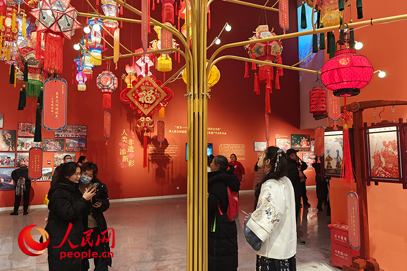 12月21日，觀眾正在參觀“過年——春節(jié)主題展”。人民網(wǎng)記者 韋衍行攝