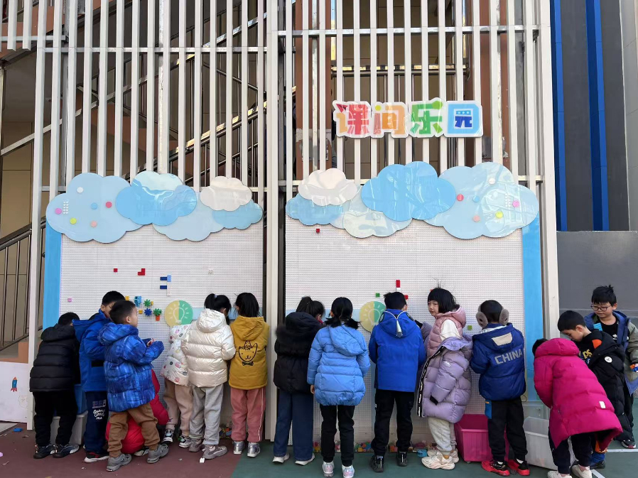 學生們在課間樂園玩拼圖。人民網 白炅攝