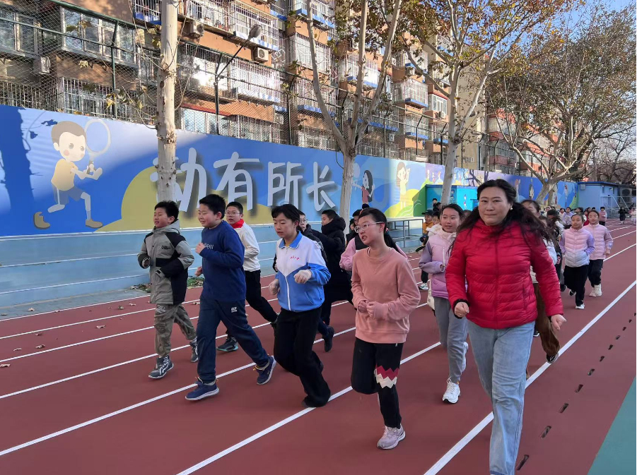 學生們在班主任陪同下跑步。人民網 白炅攝