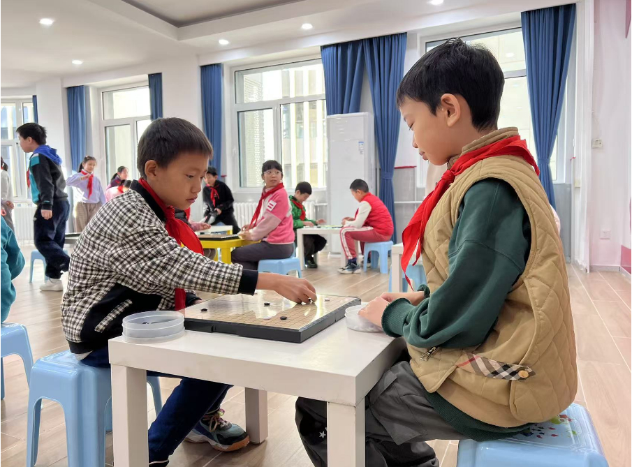 學生們在少先隊大廳下圍棋。人民網 白炅攝