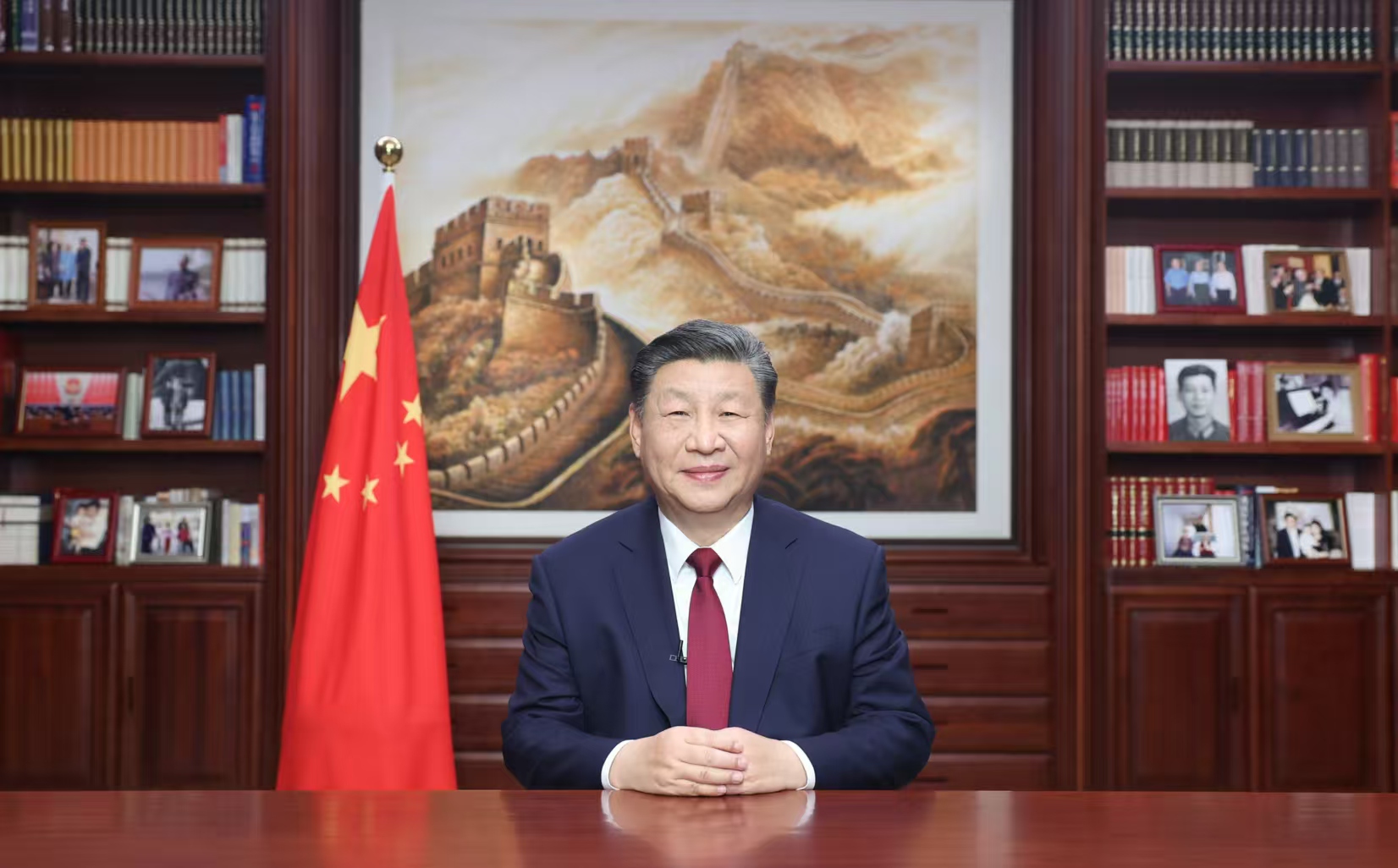 2023年12月31日，新年前夕，國家主席習近平通過中央廣播電視總臺和互聯網，發(fā)表二〇二四年新年賀詞。圖片來源：新華社