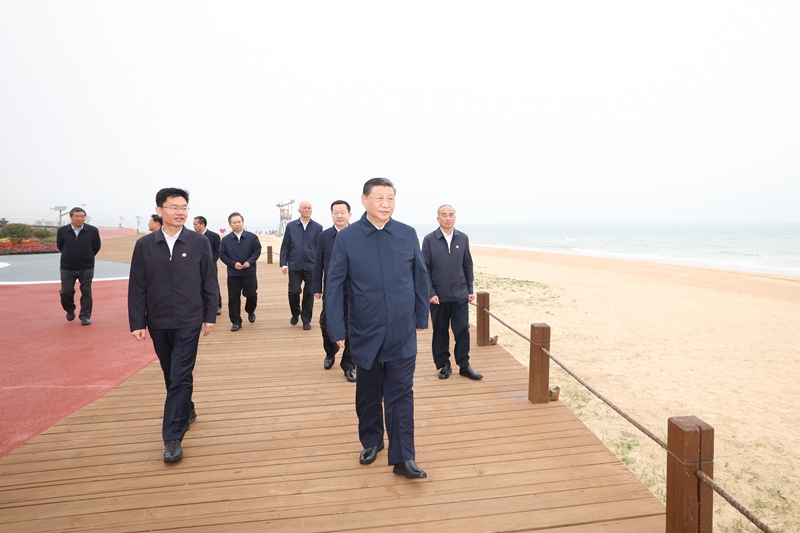 2024年5月22日，習(xí)近平總書記在山東日照陽(yáng)光海岸綠道考察。