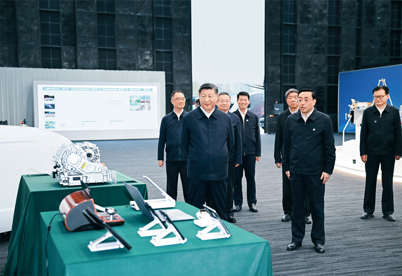 2024年10月17日至18日，中共中央總書記、國家主席、中央軍委主席習(xí)近平在安徽考察。這是17日下午，習(xí)近平在合肥濱湖科學(xué)城察看安徽省重大科技創(chuàng)新成果集中展示。 新華社記者 謝環(huán)馳/攝
